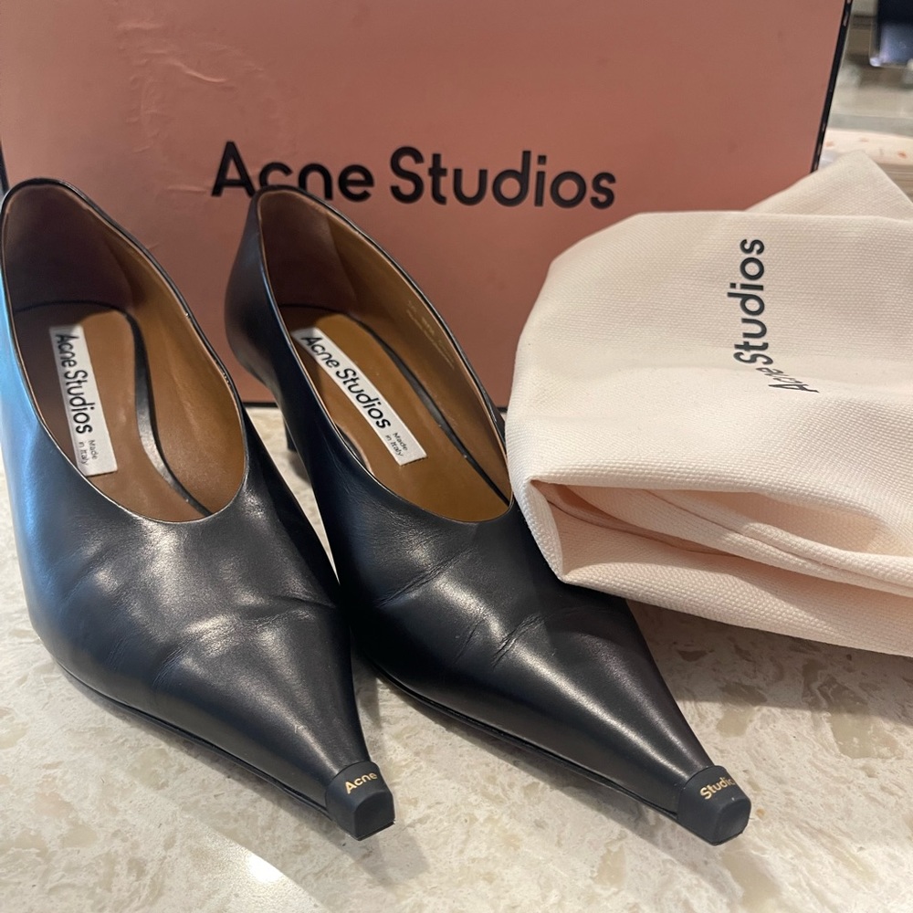 ACNE BLACK POINTY KITTY HEELS SZ 36